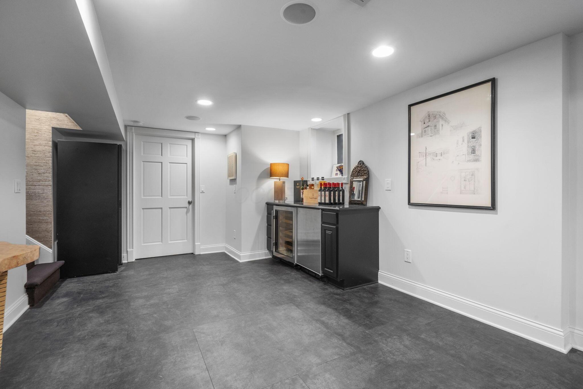 123 E Deshler Avenue
