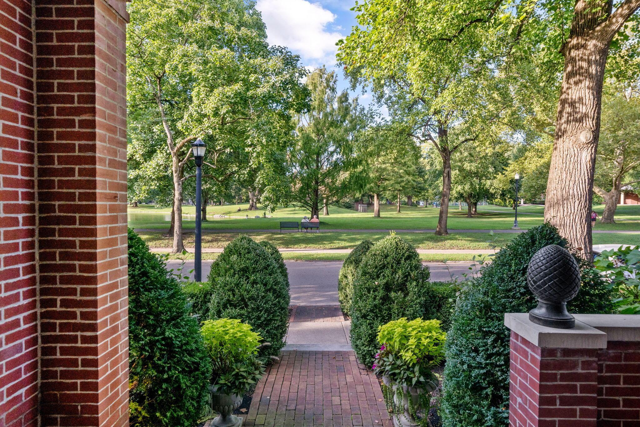 123 E Deshler Avenue