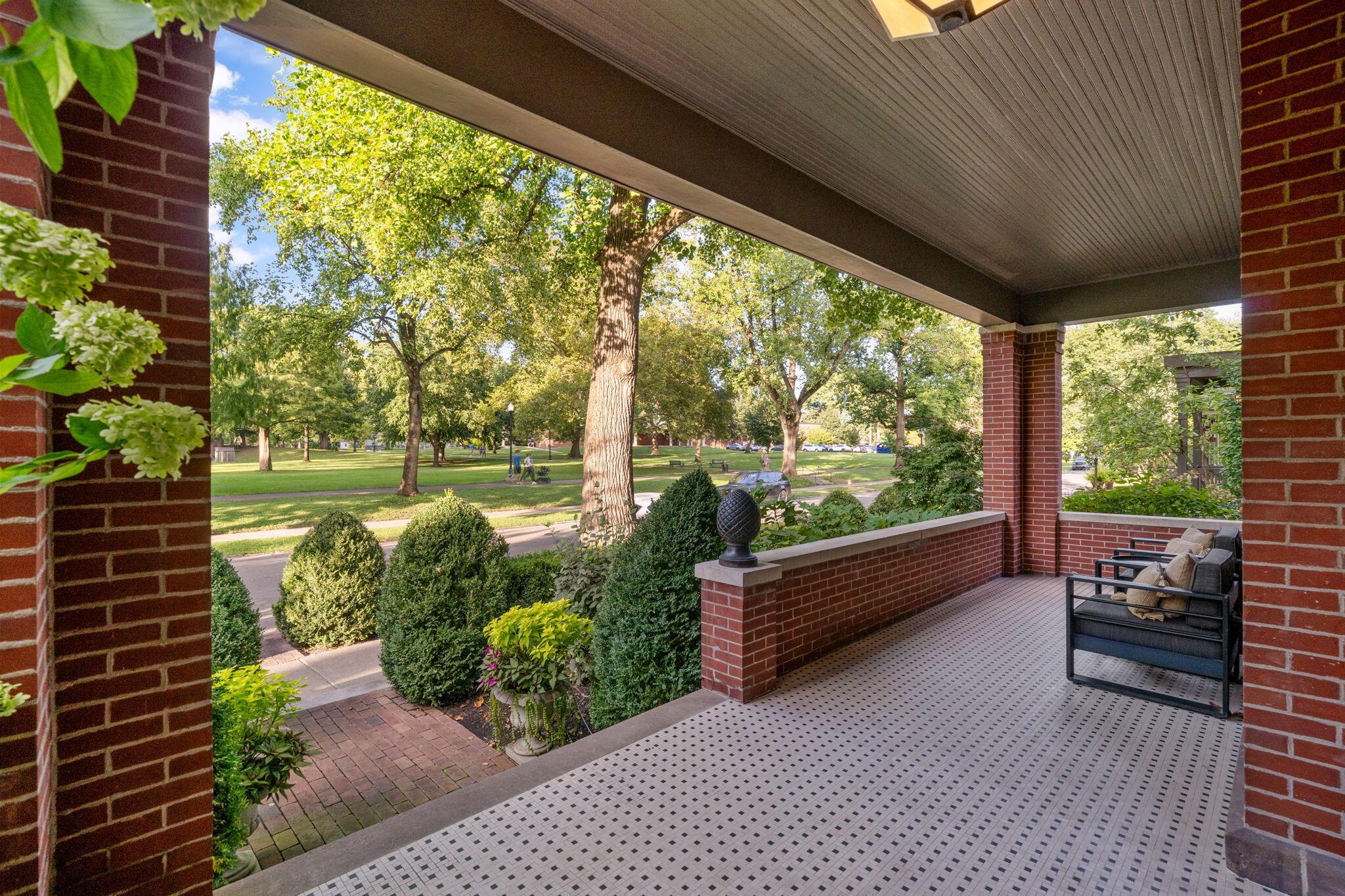 123 E Deshler Avenue