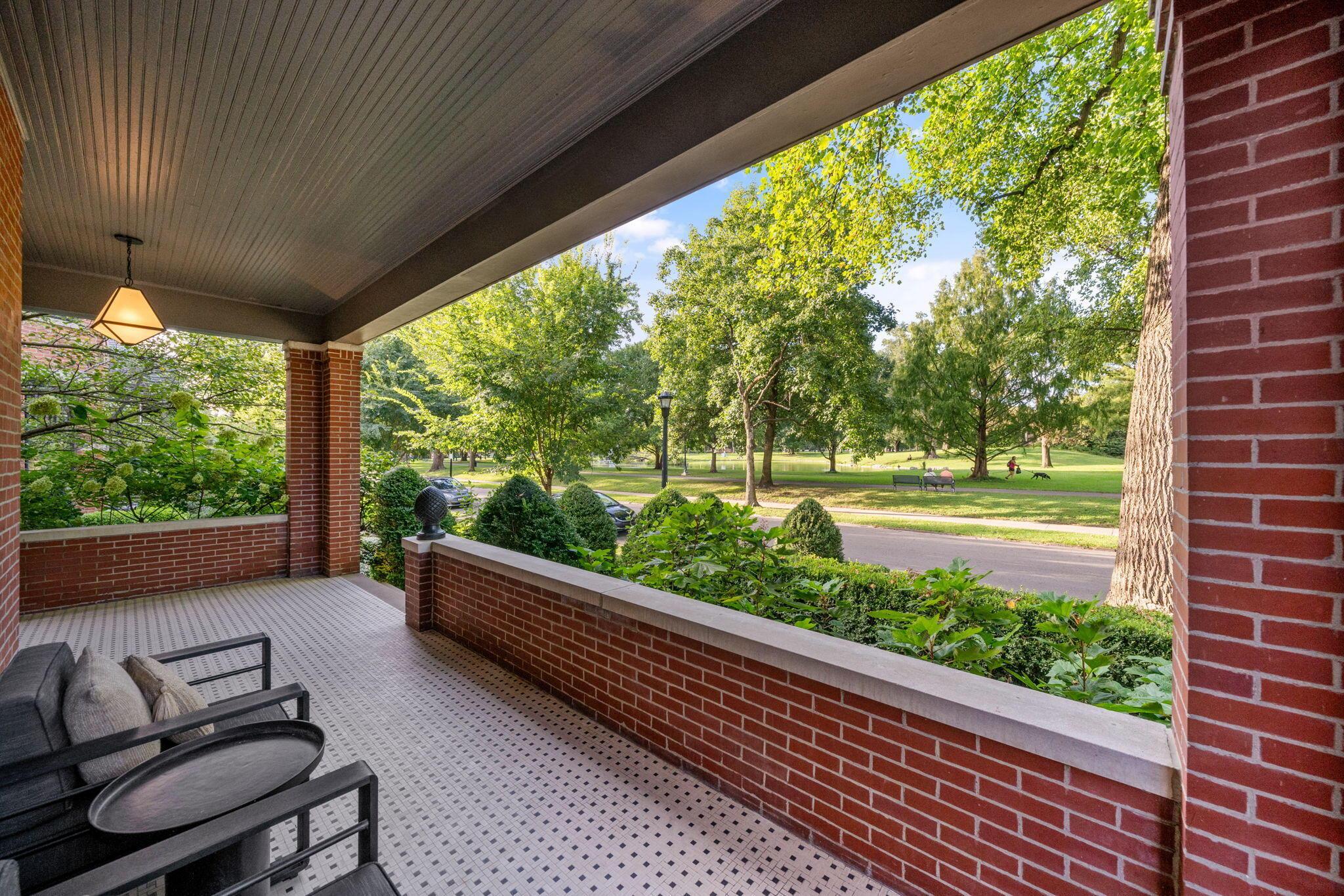 123 E Deshler Avenue