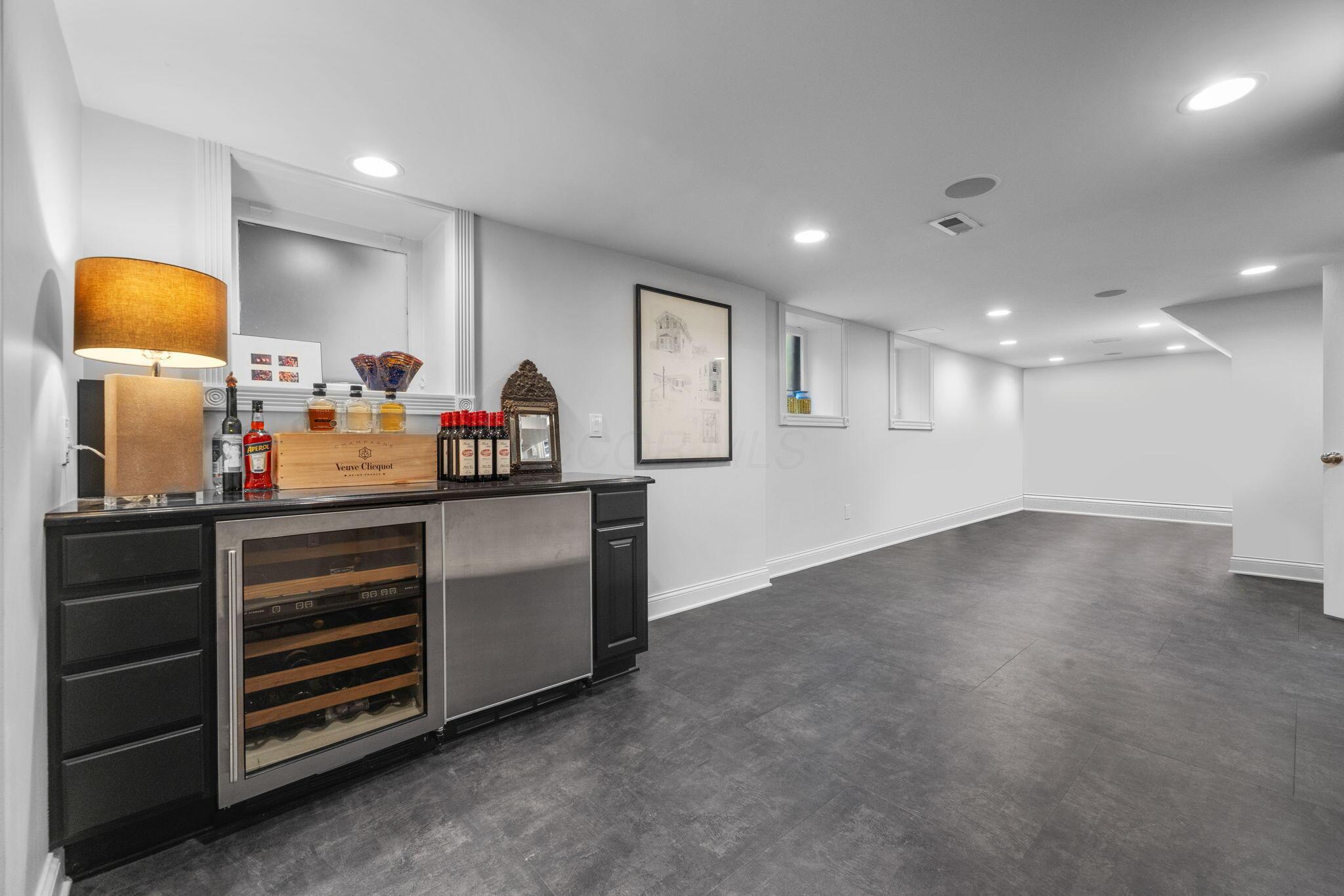 123 E Deshler Avenue