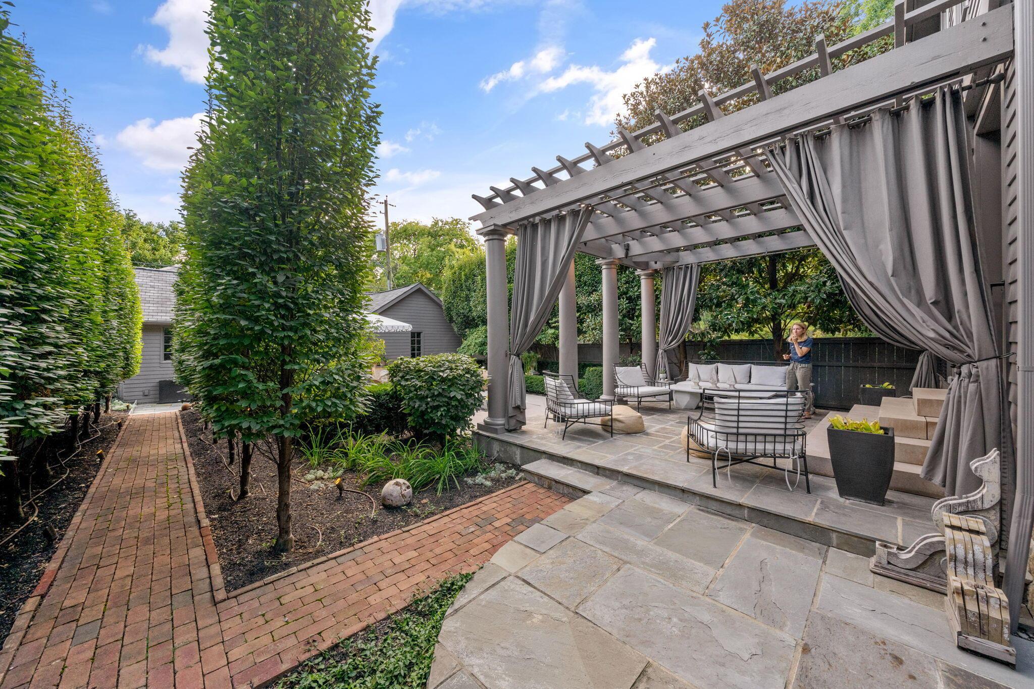 123 E Deshler Avenue