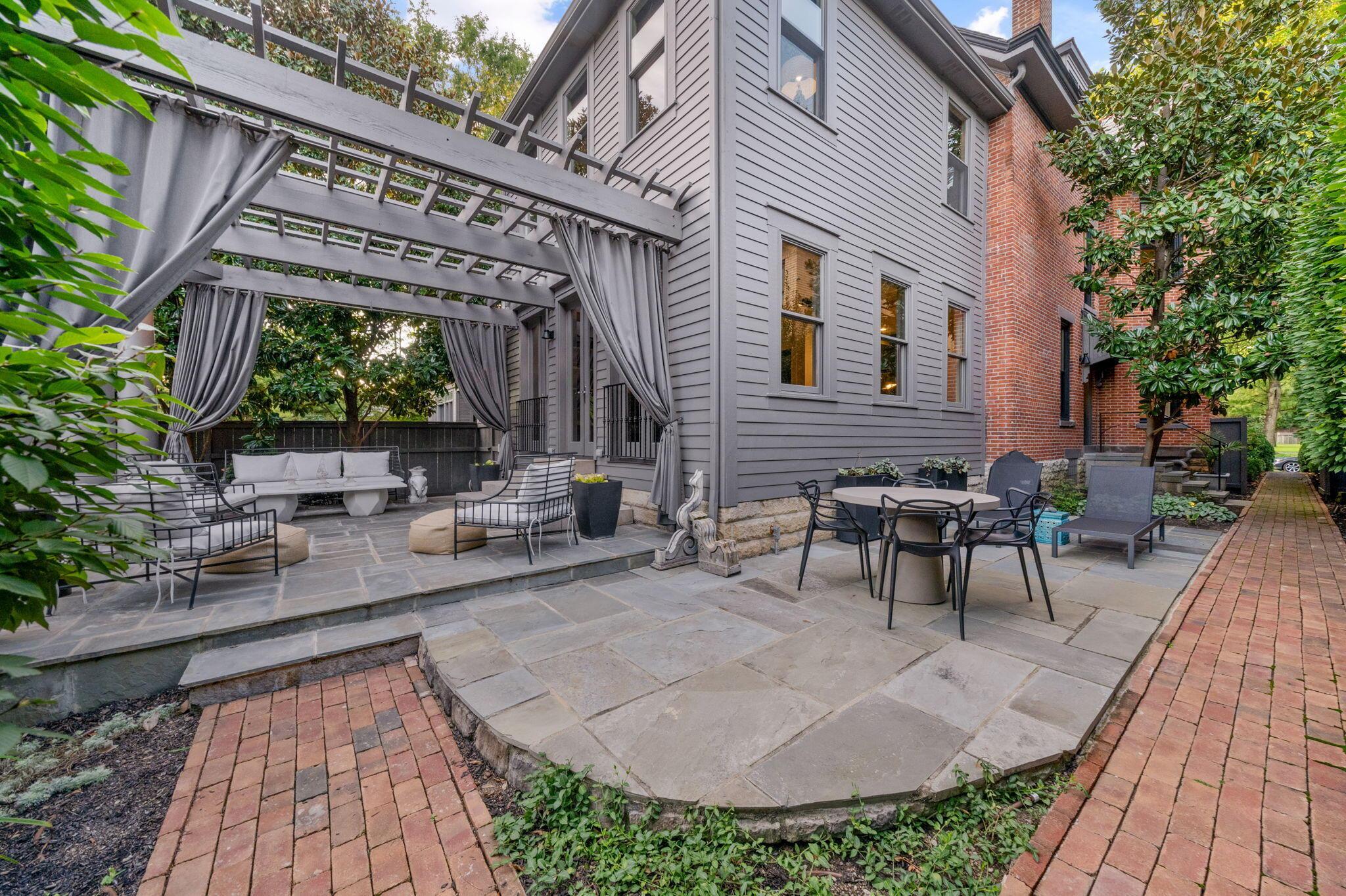 123 E Deshler Avenue