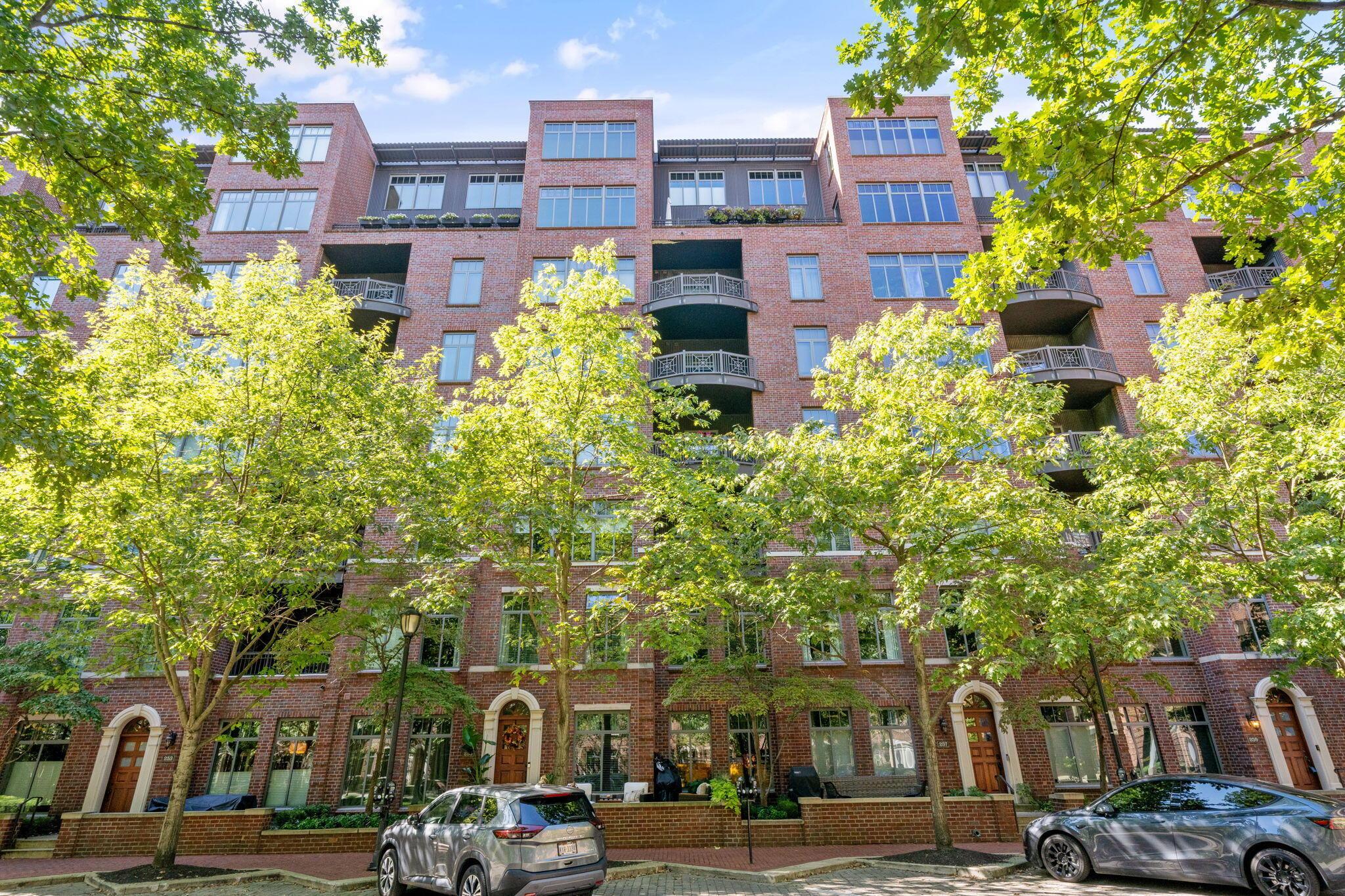 251 Daniel Burnham Square, 303
