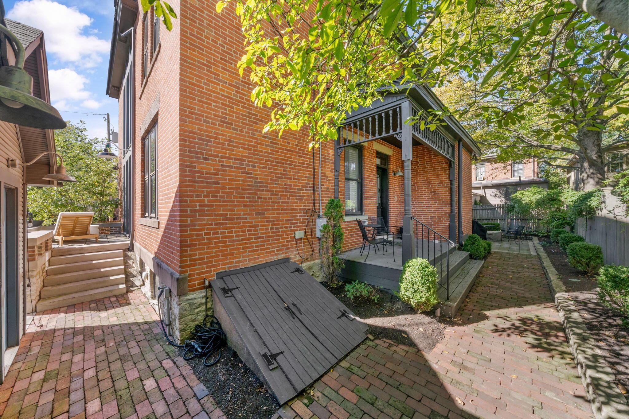 702 S 6th Street