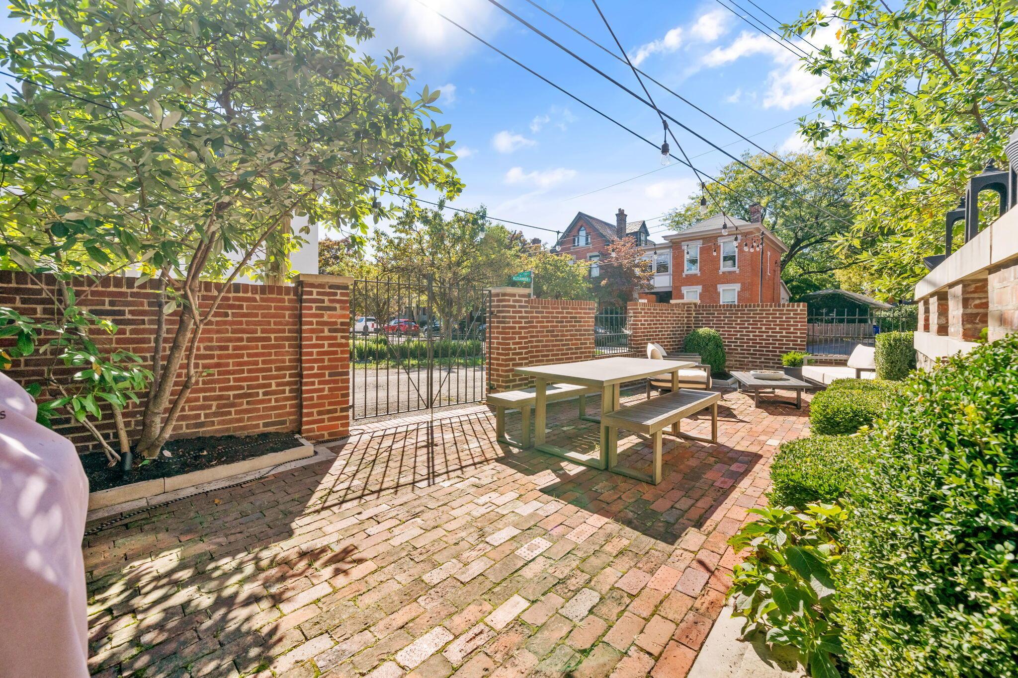 702 S 6th Street