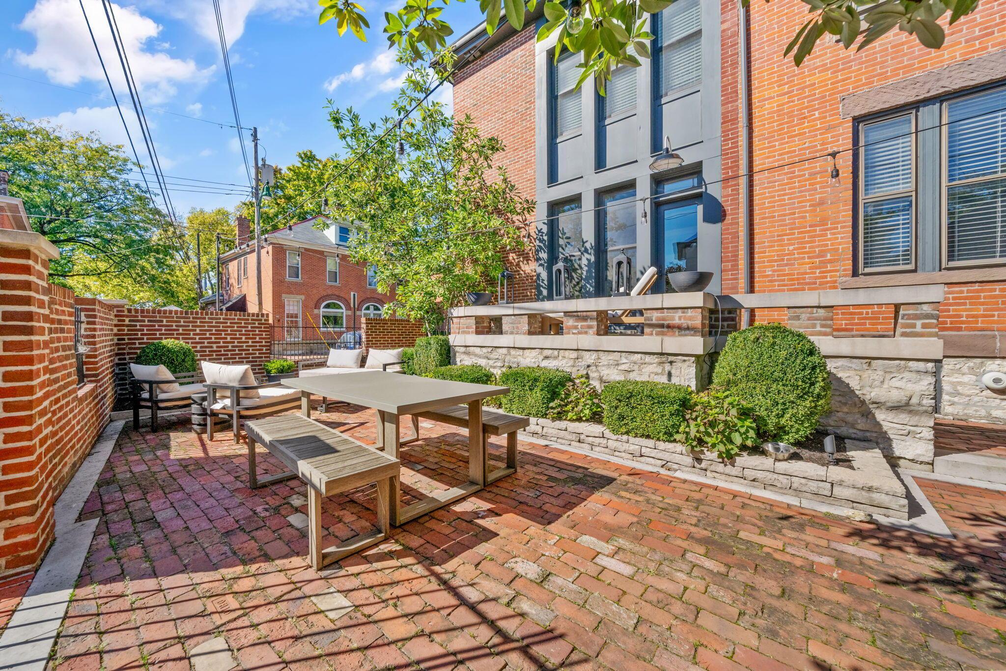 702 S 6th Street