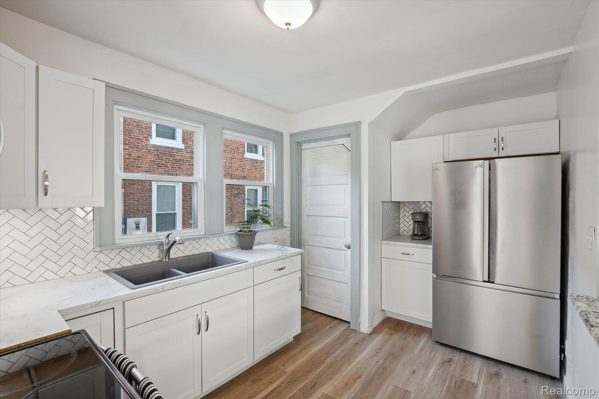 523 SMITH Street