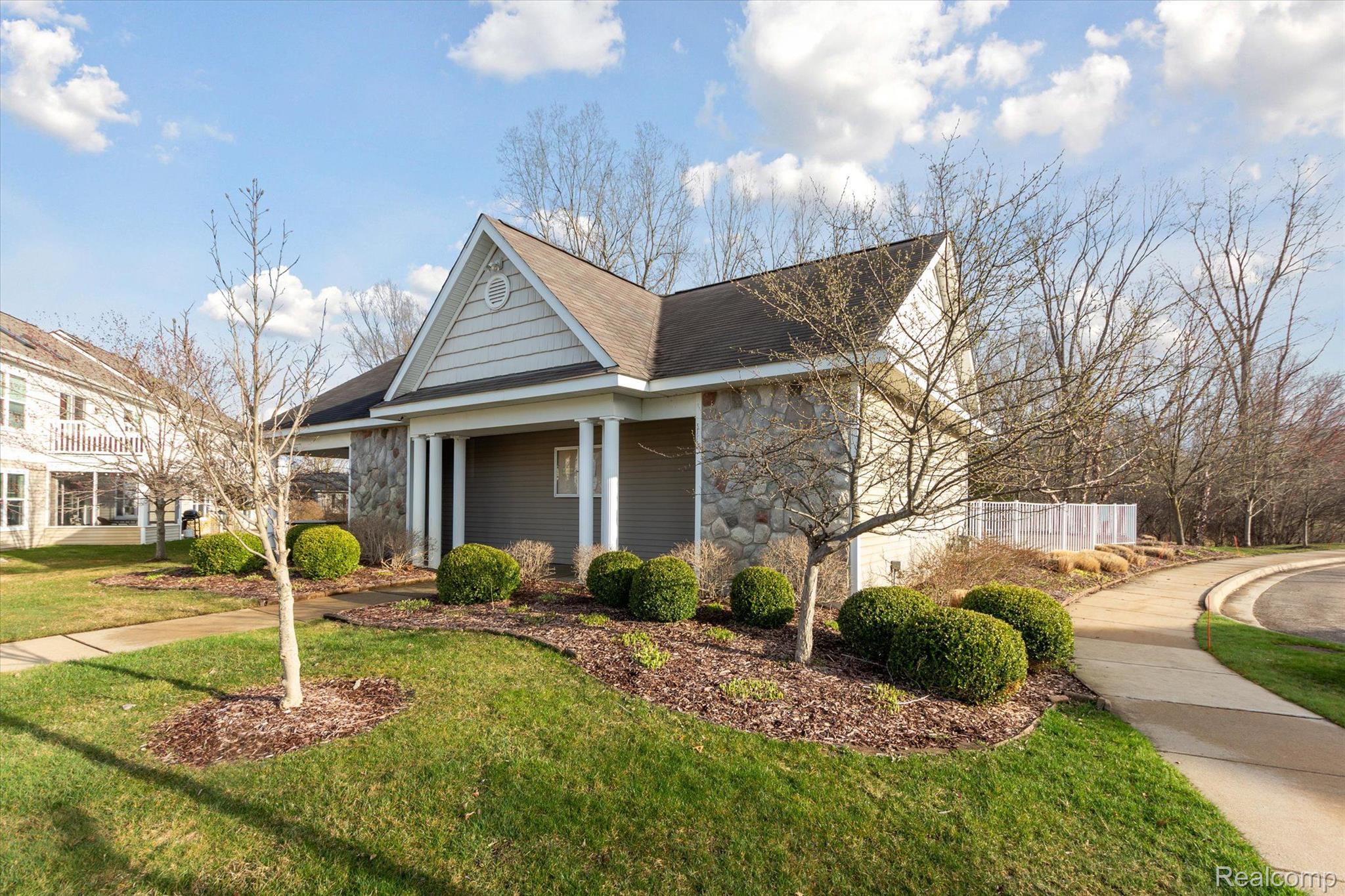 566 FIELDSTONE Circle N
