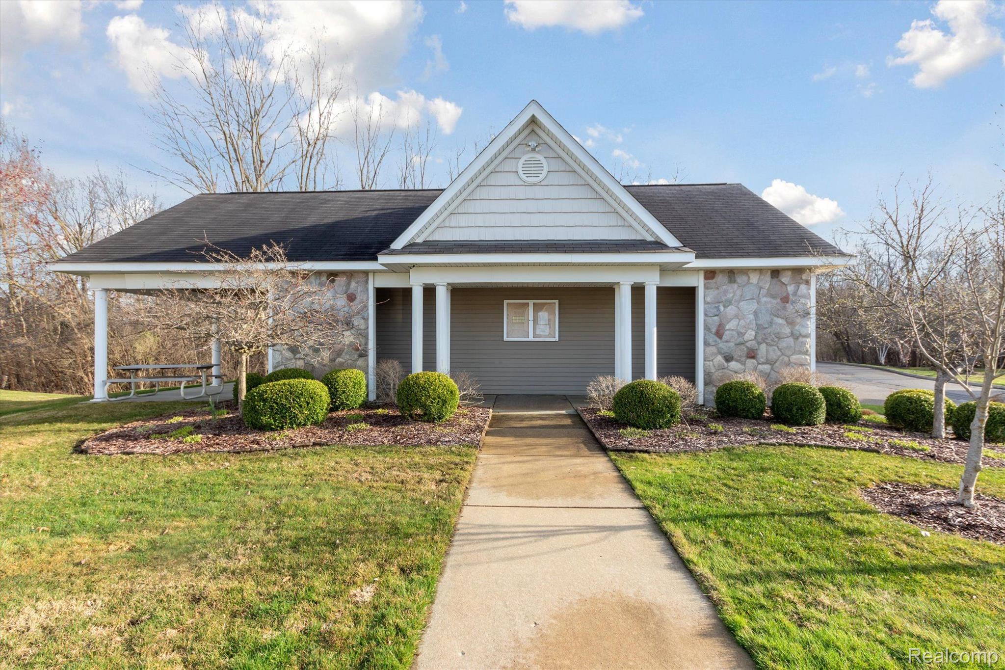 566 FIELDSTONE Circle N