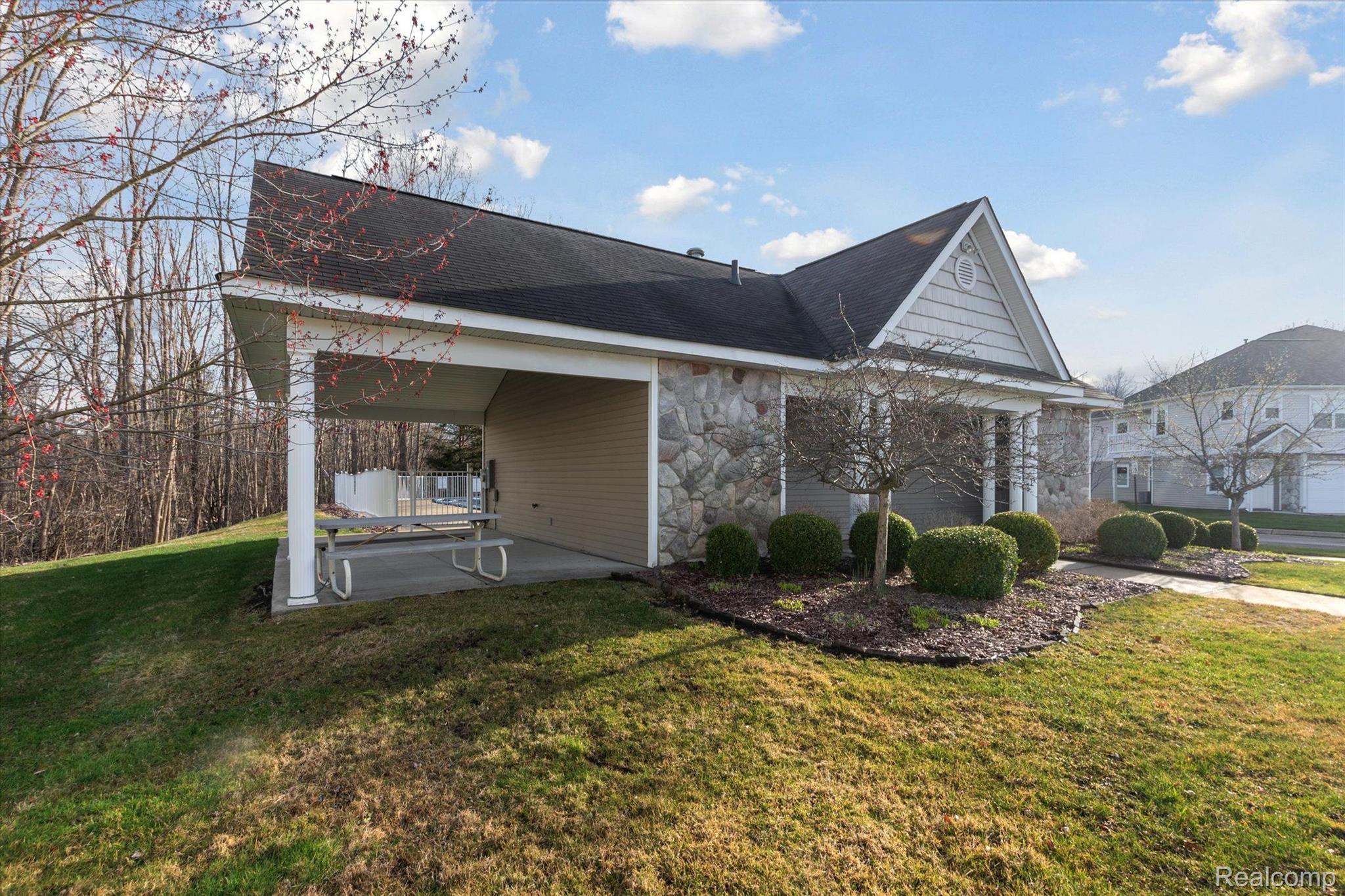 566 FIELDSTONE Circle N