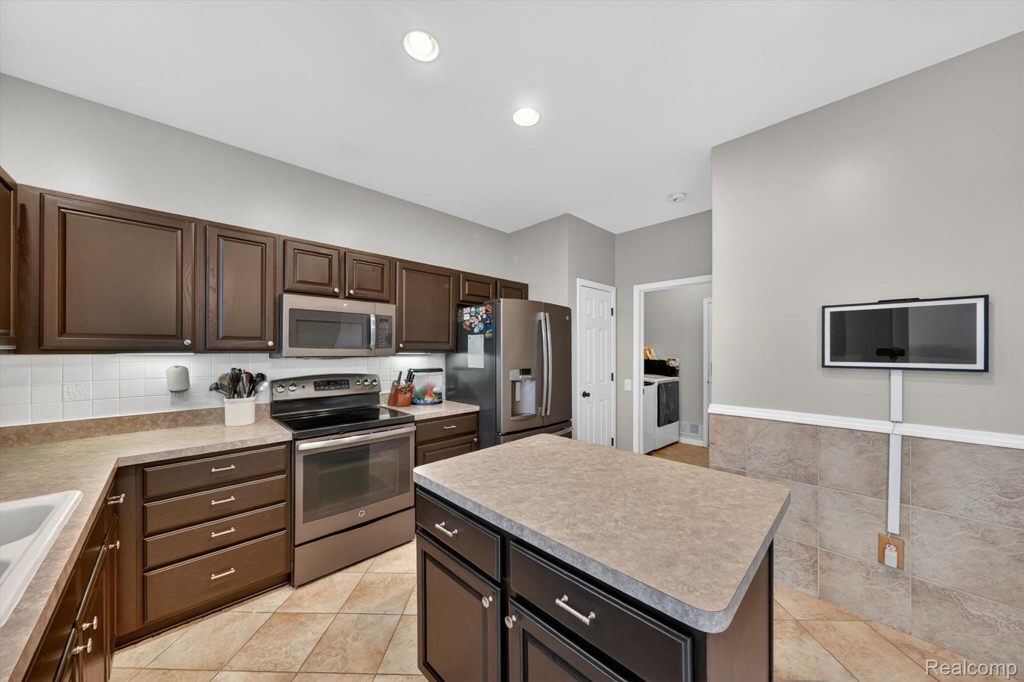 27735 E Mockingbird Drive