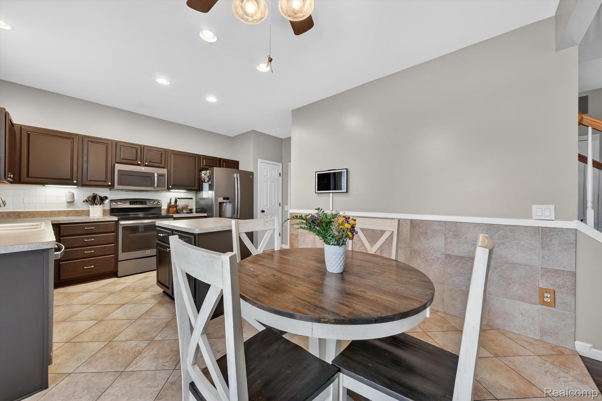 27735 E Mockingbird Drive