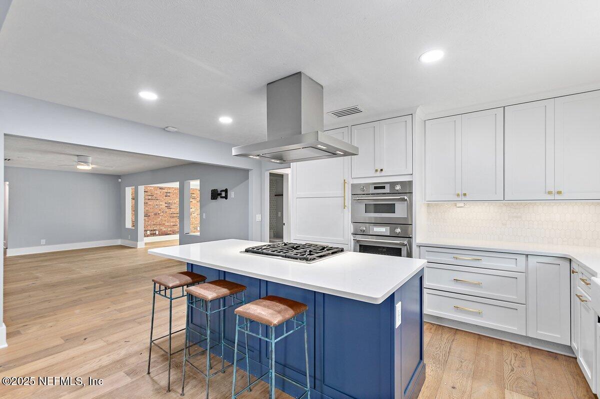 6870 LA LOMA Drive