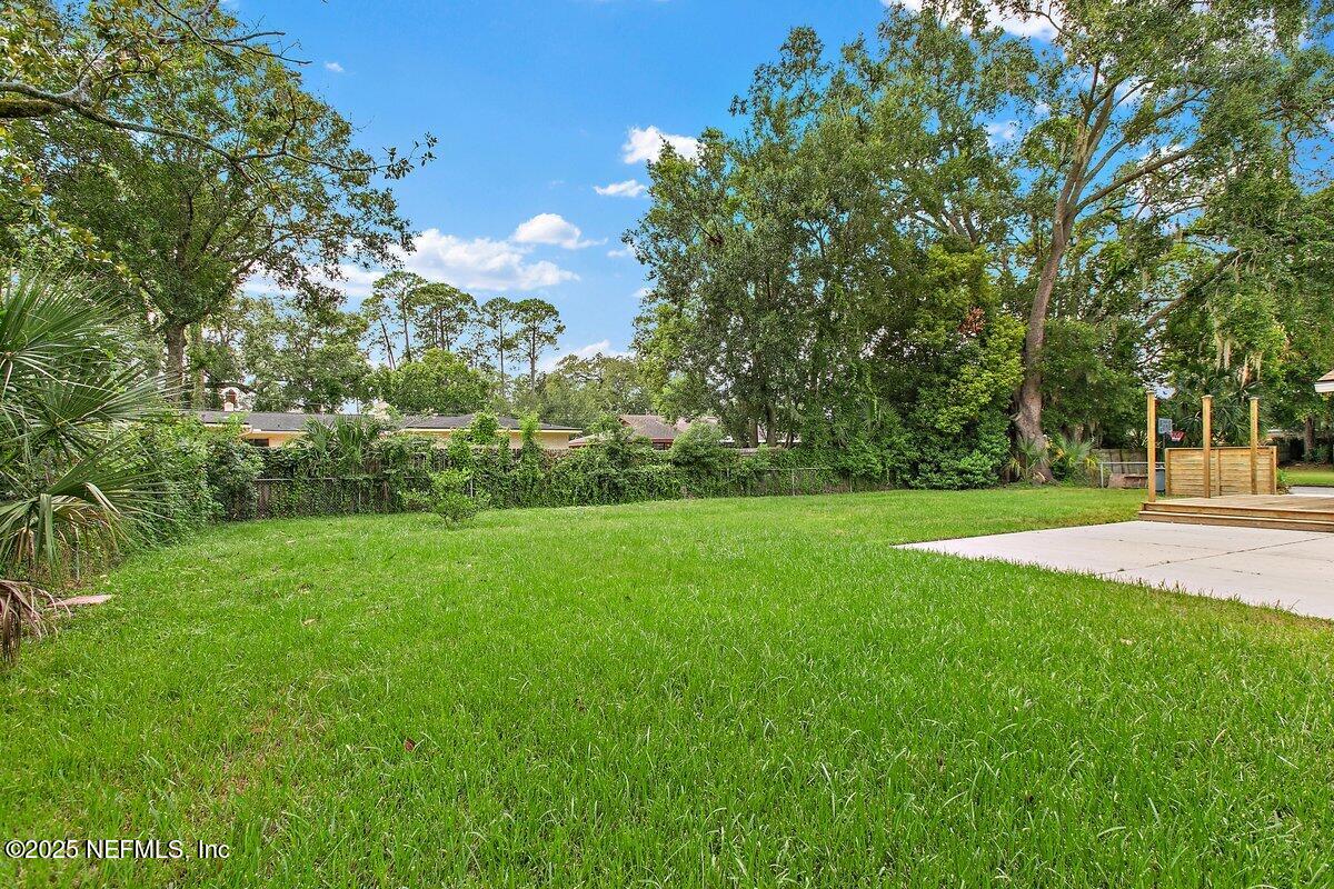 6870 LA LOMA Drive