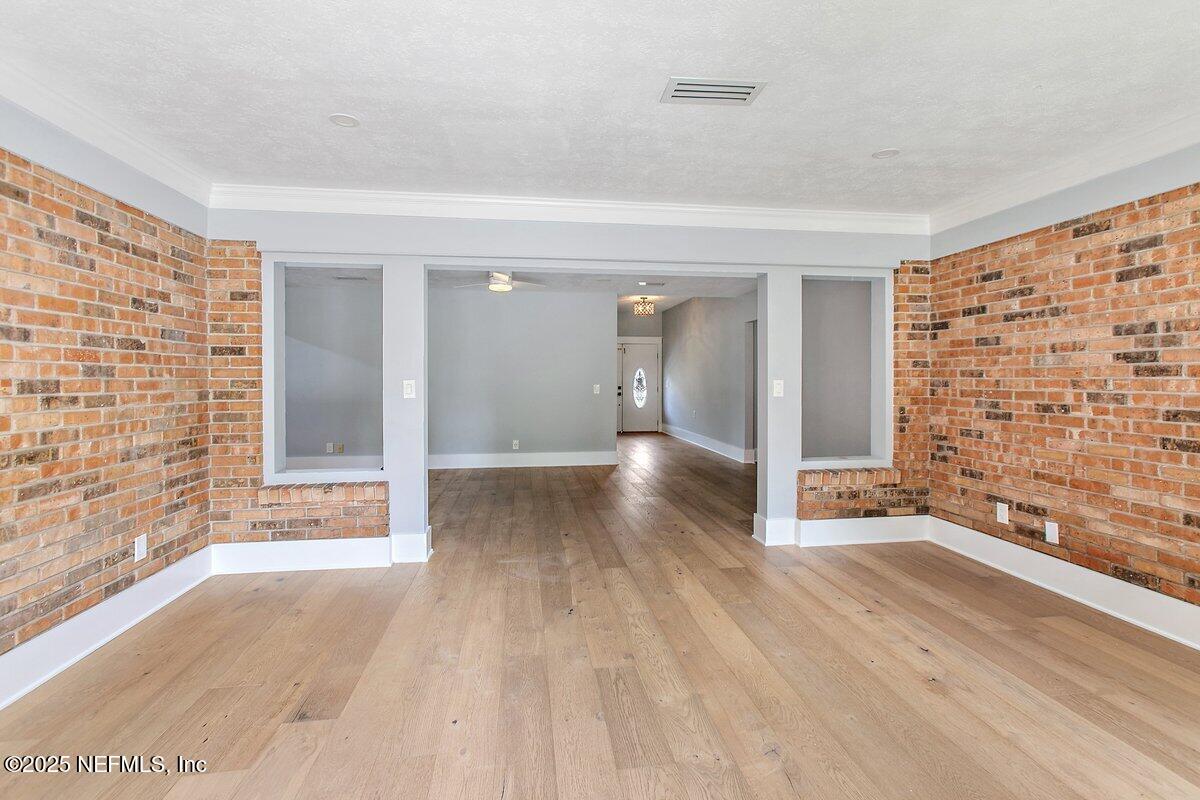 6870 LA LOMA Drive