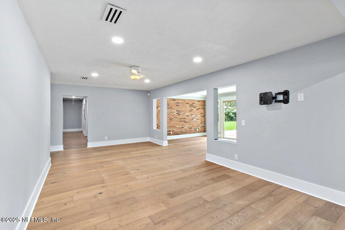 6870 LA LOMA Drive
