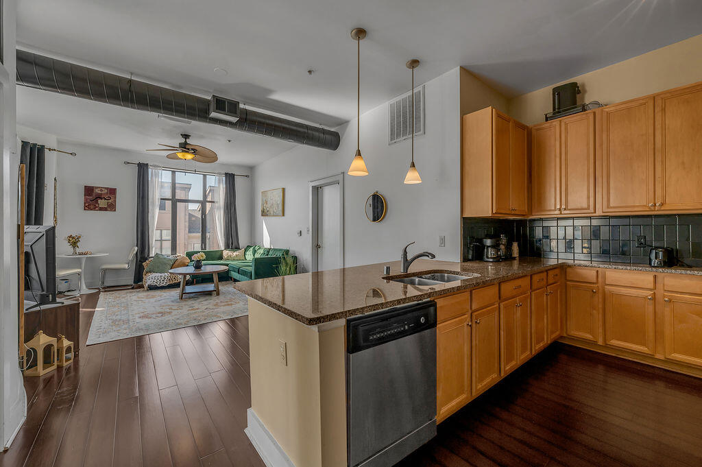 535 S Upper Street 400