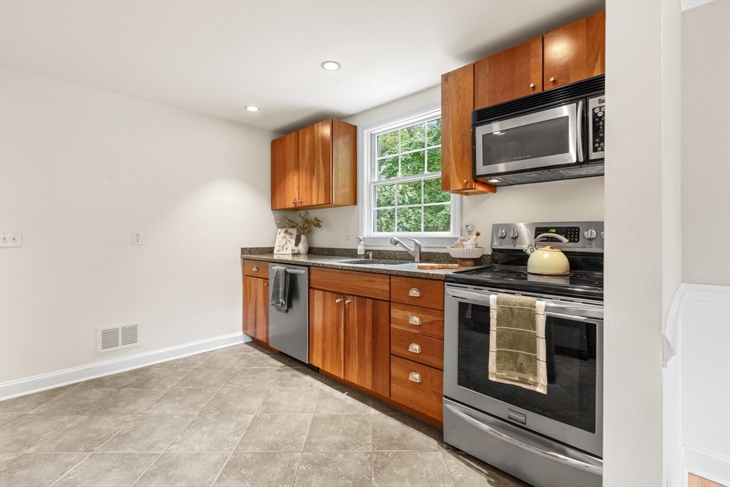 9 Roundy Rd