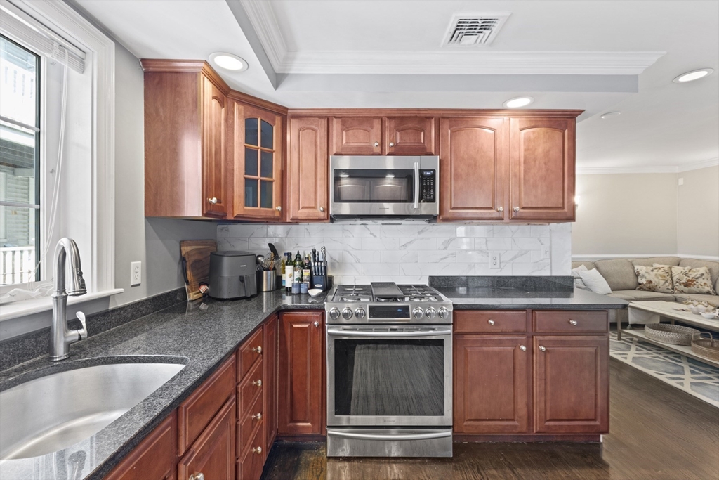 732 E 6th St Apt 2