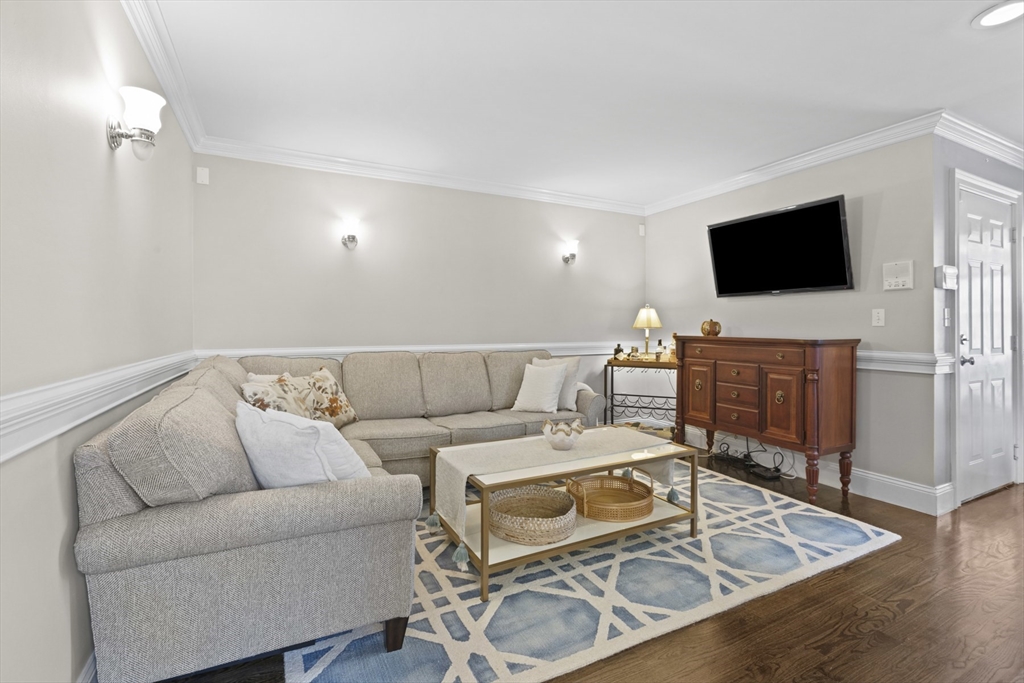 732 E 6th St Apt 2