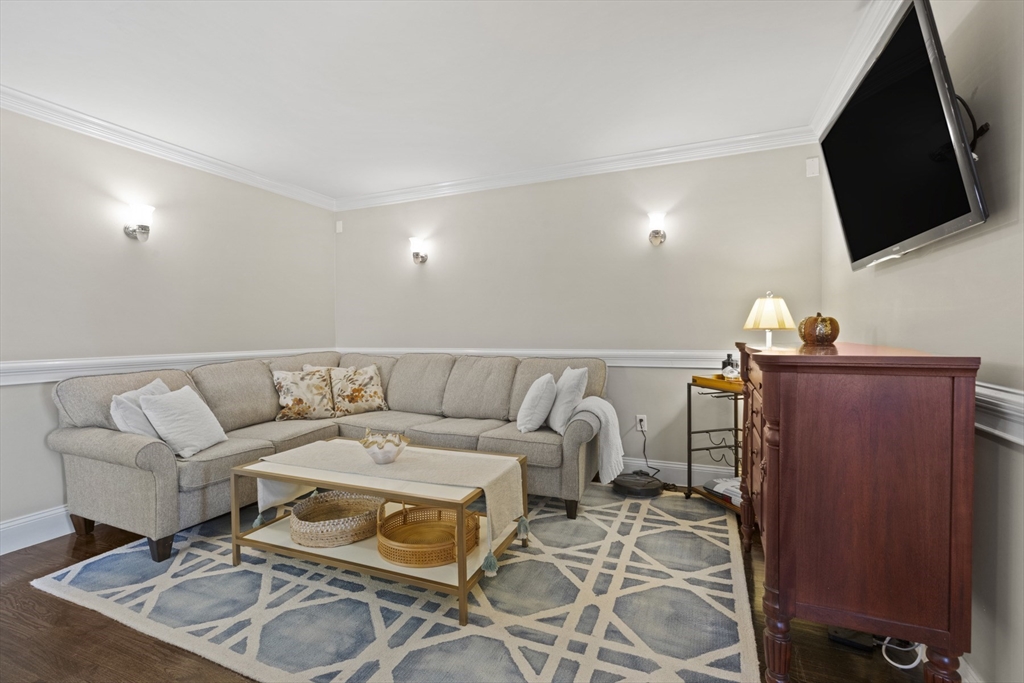 732 E 6th St Apt 2