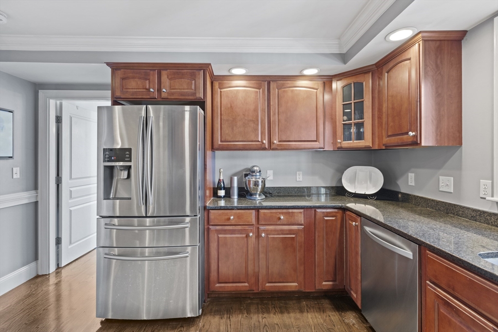 732 E 6th St Apt 2