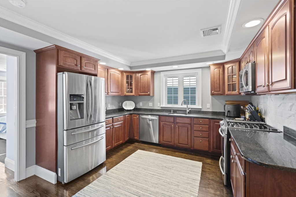 732 E 6th St Apt 2