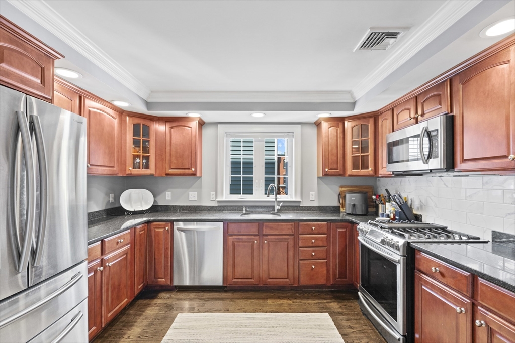 732 E 6th St Apt 2