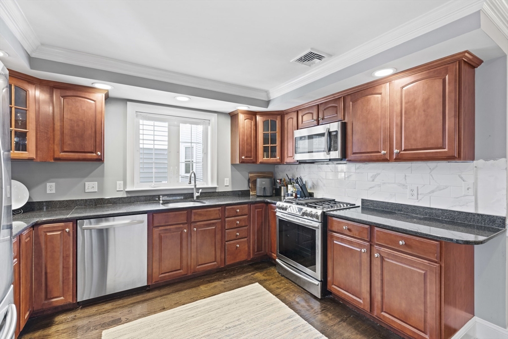 732 E 6th St Apt 2