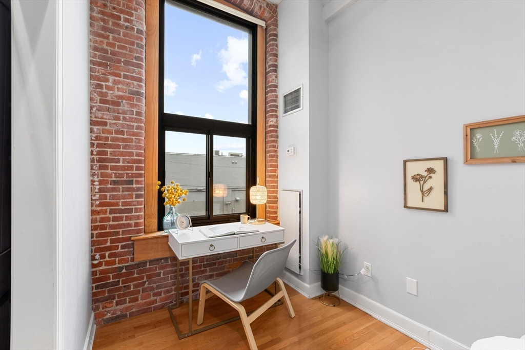 320 W 2nd St # 206