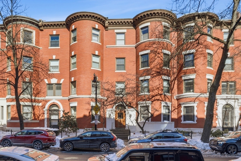95 Gainsborough Street # 302