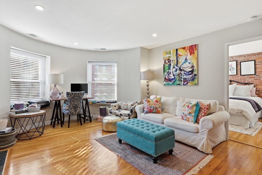 95 Gainsborough Street # 302