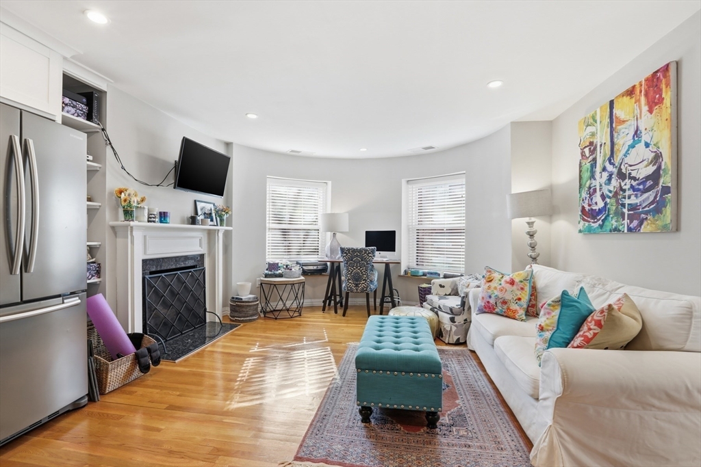 95 Gainsborough Street # 302