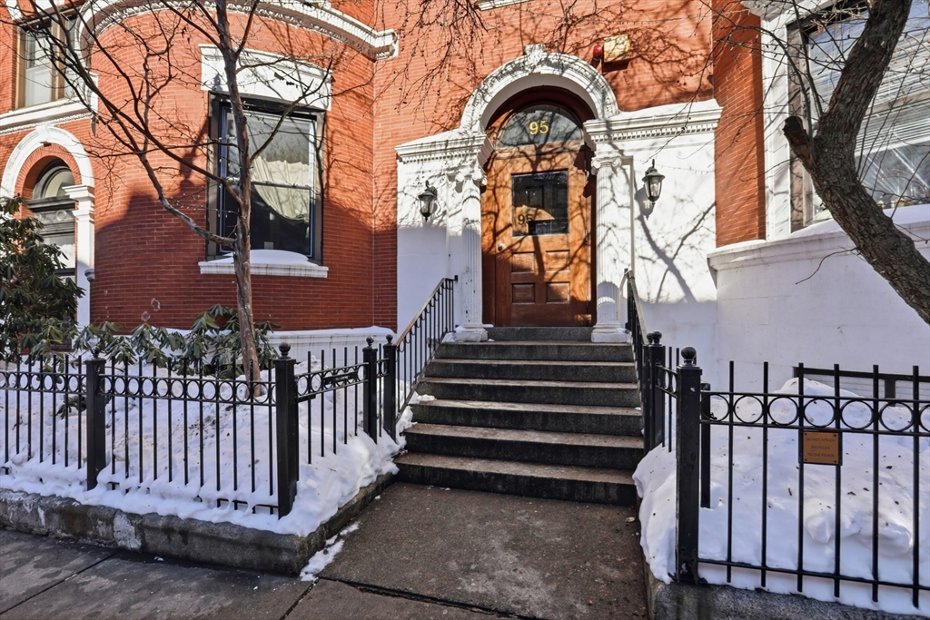 95 Gainsborough Street # 302