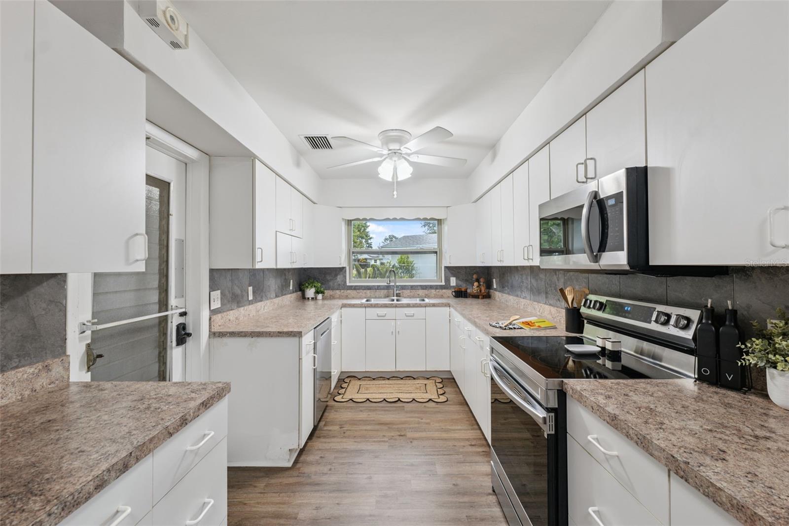 1801 REDCOAT LN