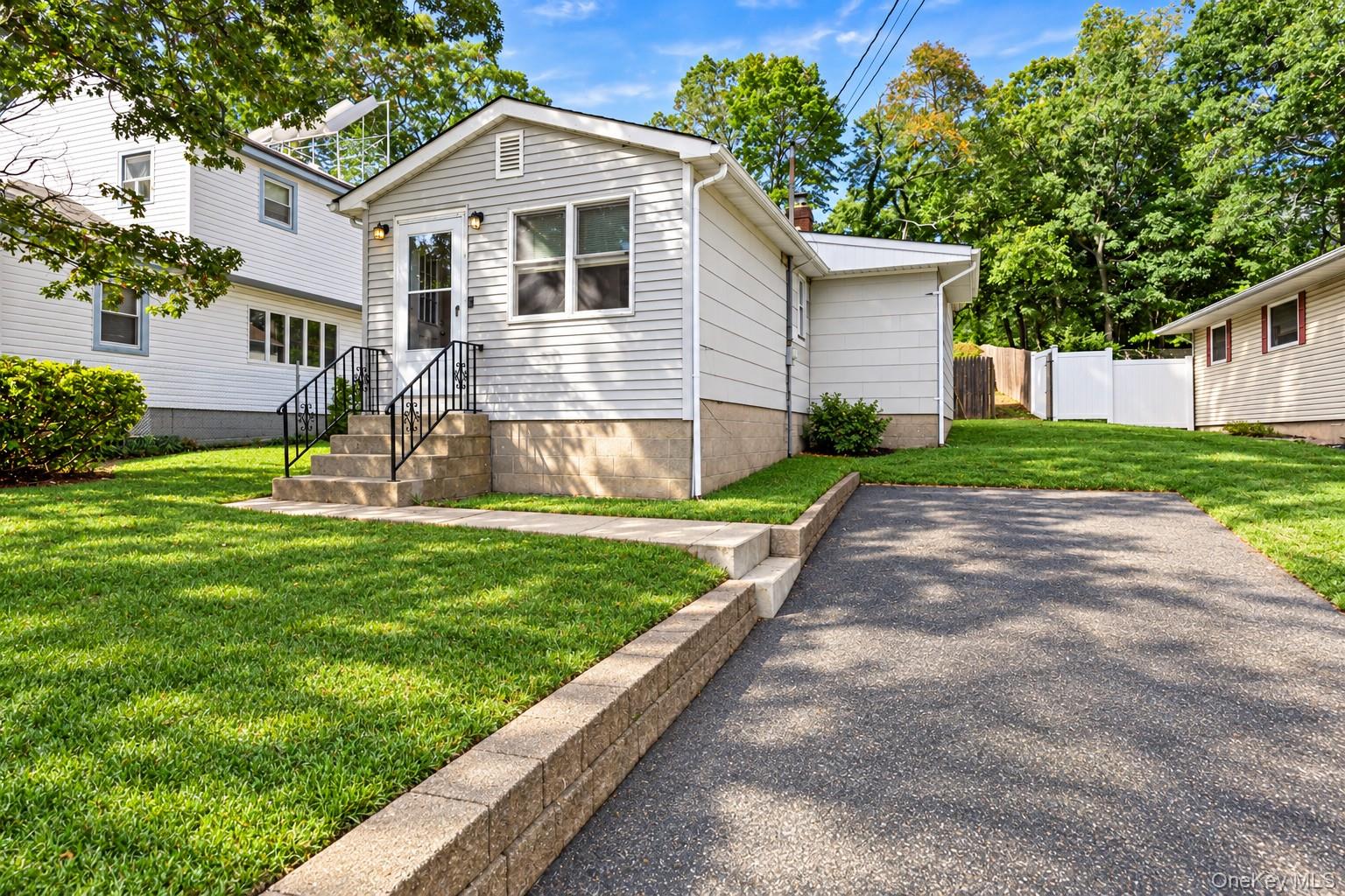 3 Edgewood Avenue Farmingville Ny Us 11738 Key1064487