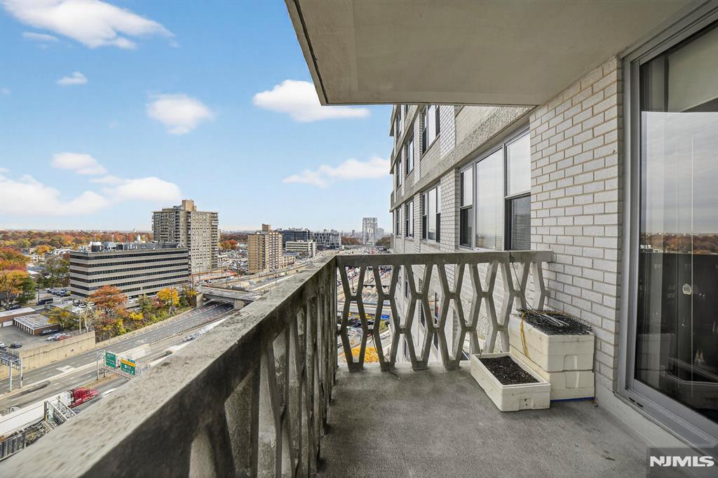 2100 Linwood Avenue 17U