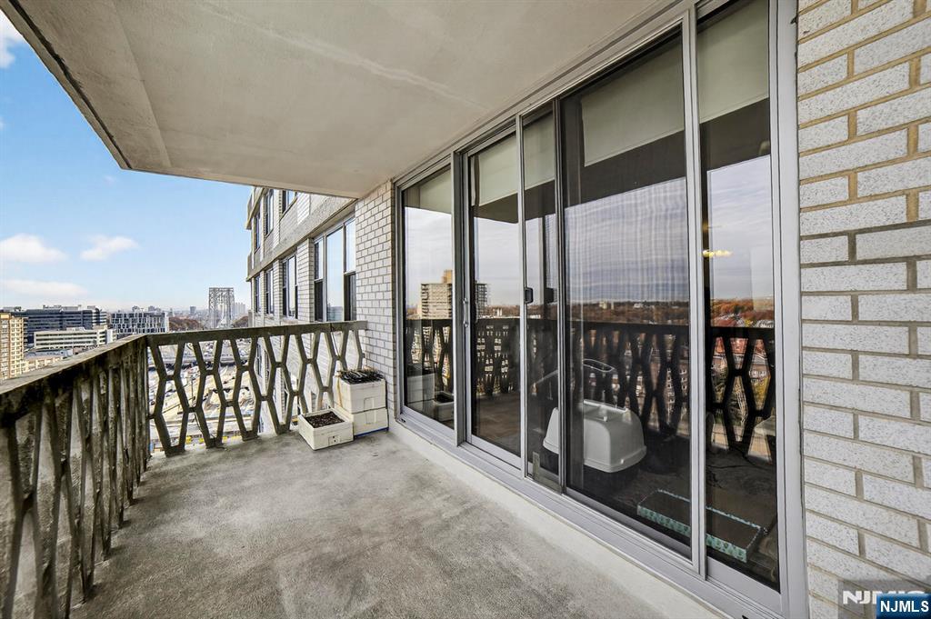 2100 Linwood Avenue 17U