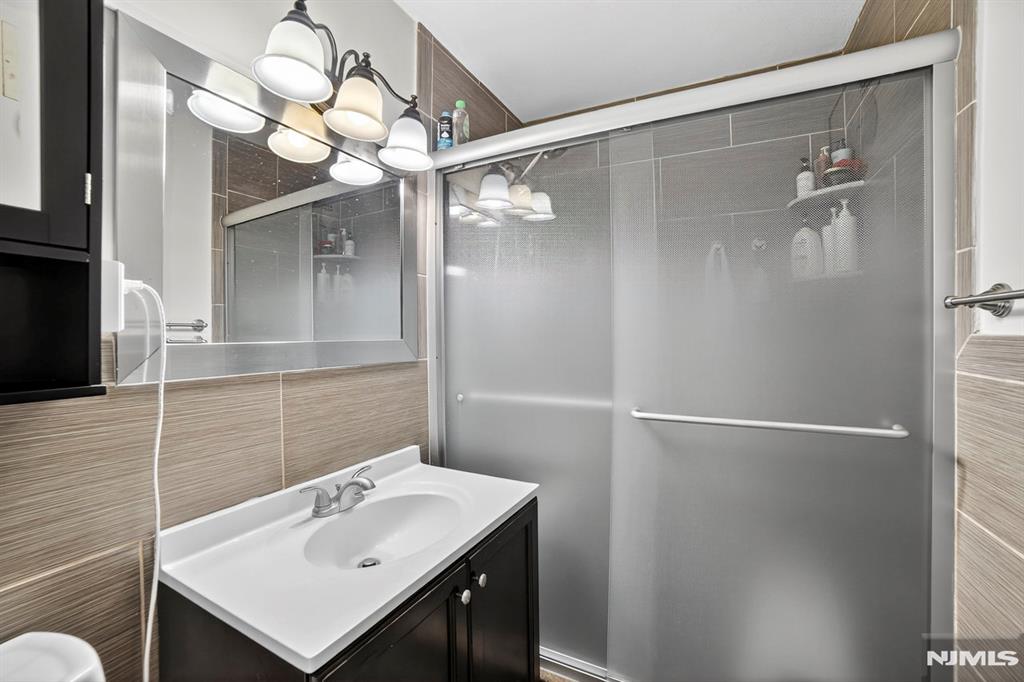 2100 Linwood Avenue 17U