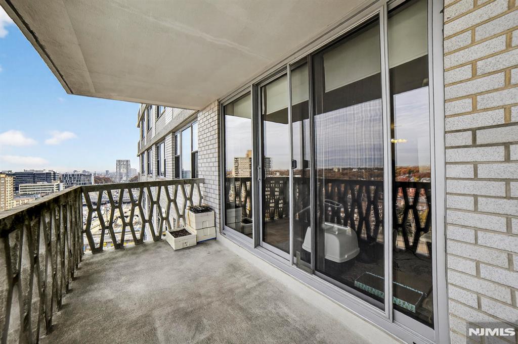 2100 Linwood Avenue 17U