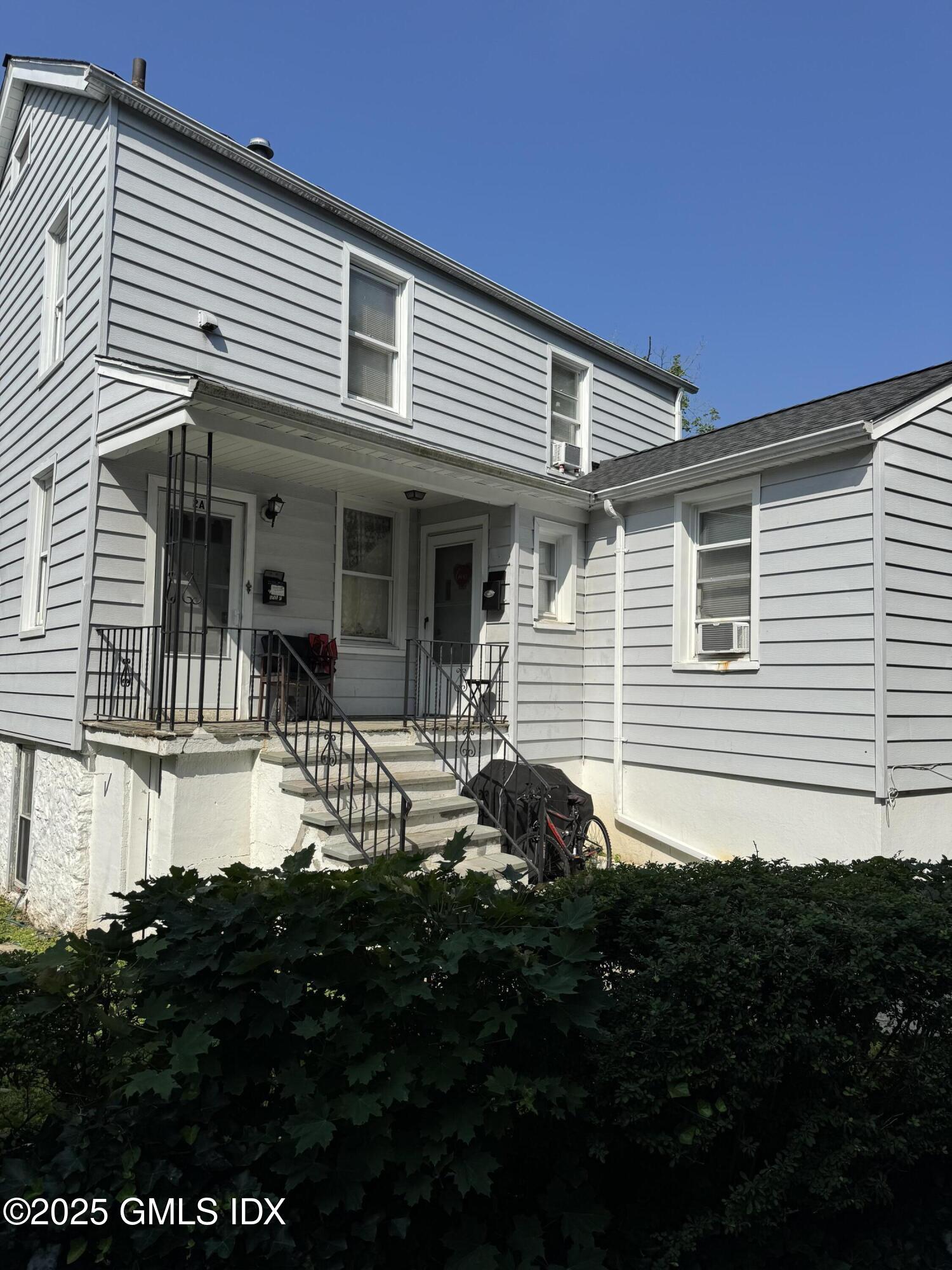 555-557 W PUTNAM Avenue