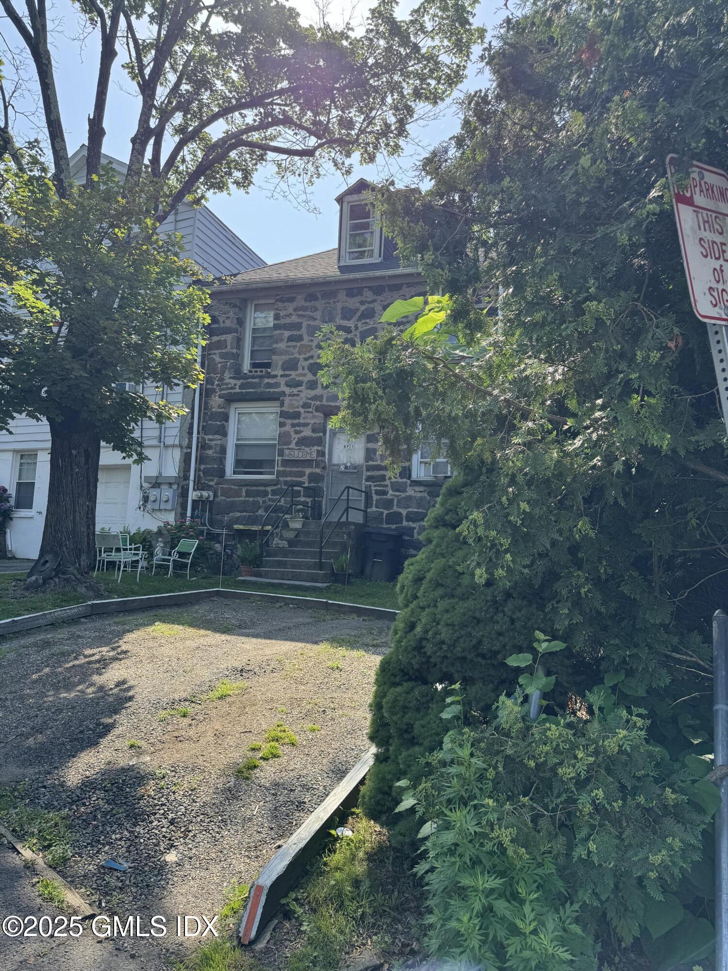555-557 W PUTNAM Avenue