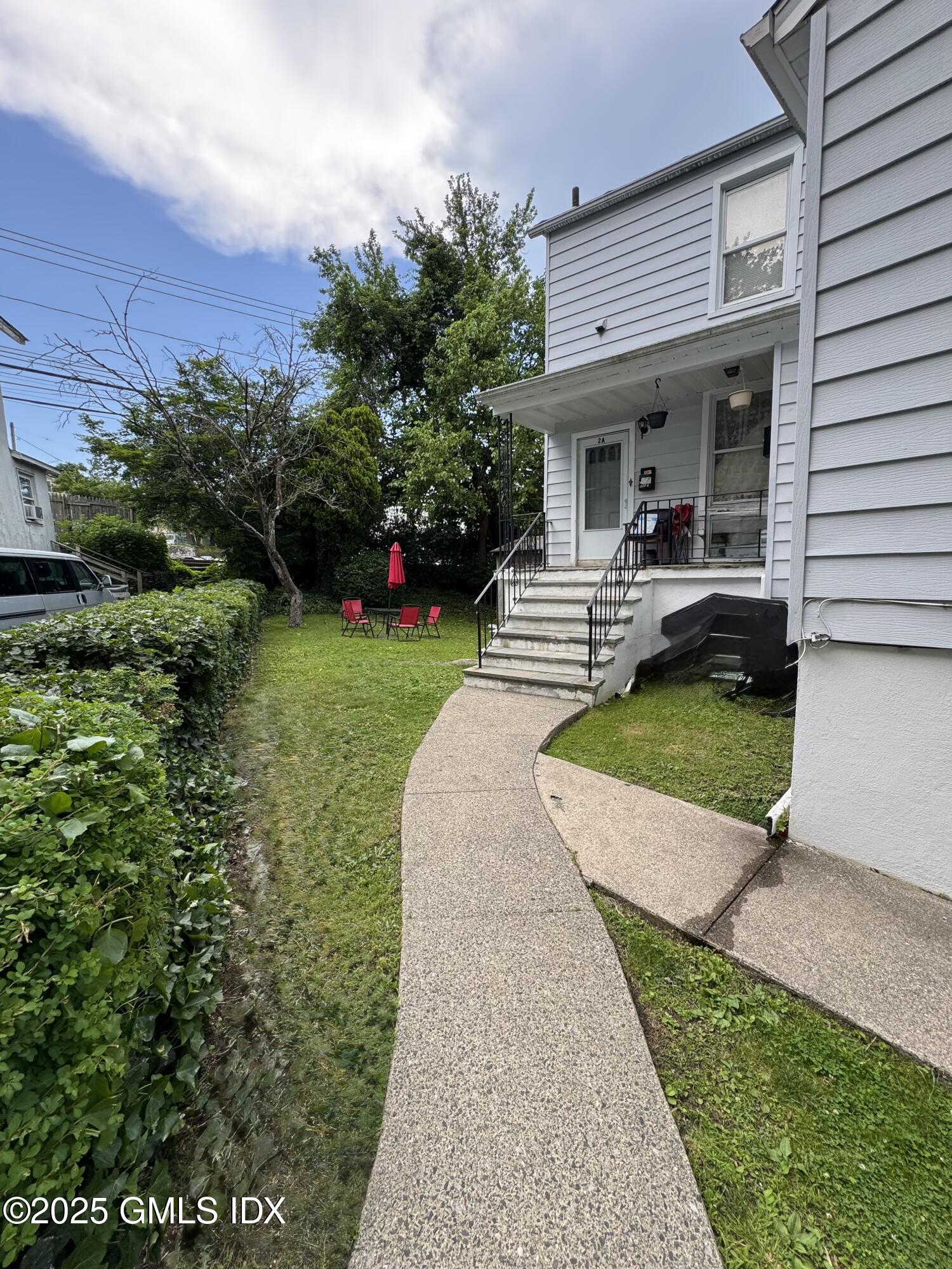 555-557 W PUTNAM Avenue