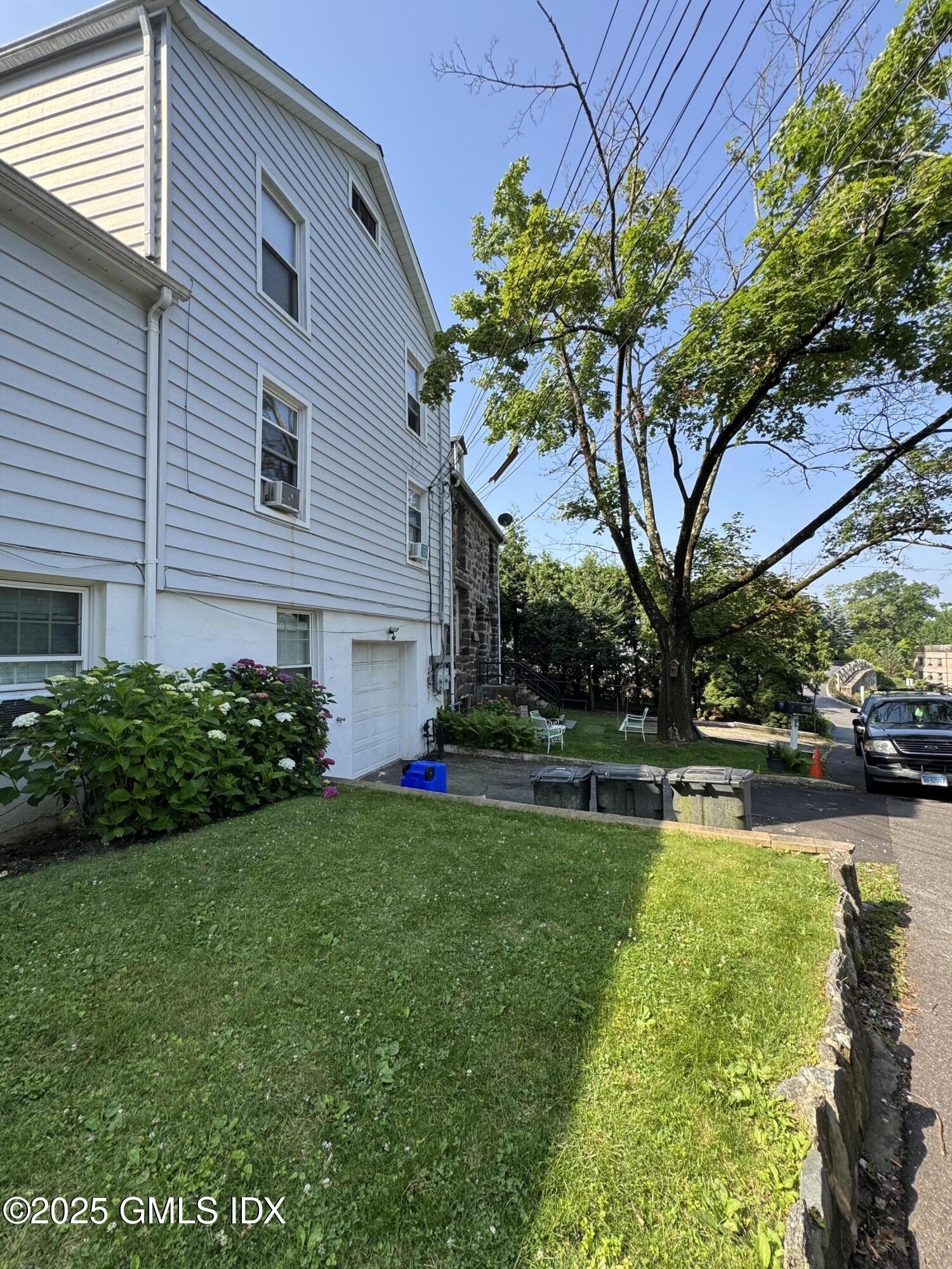 555-557 W PUTNAM Avenue