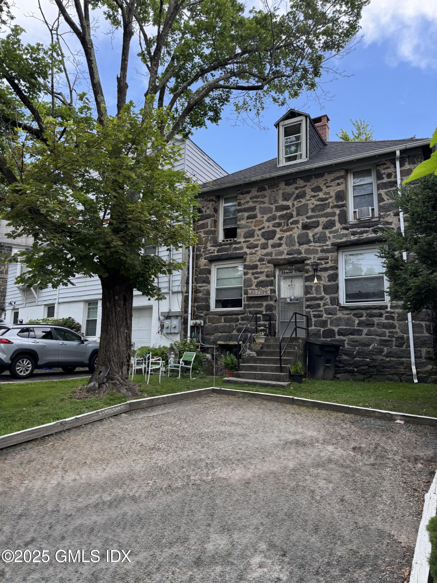 555-557 W PUTNAM Avenue