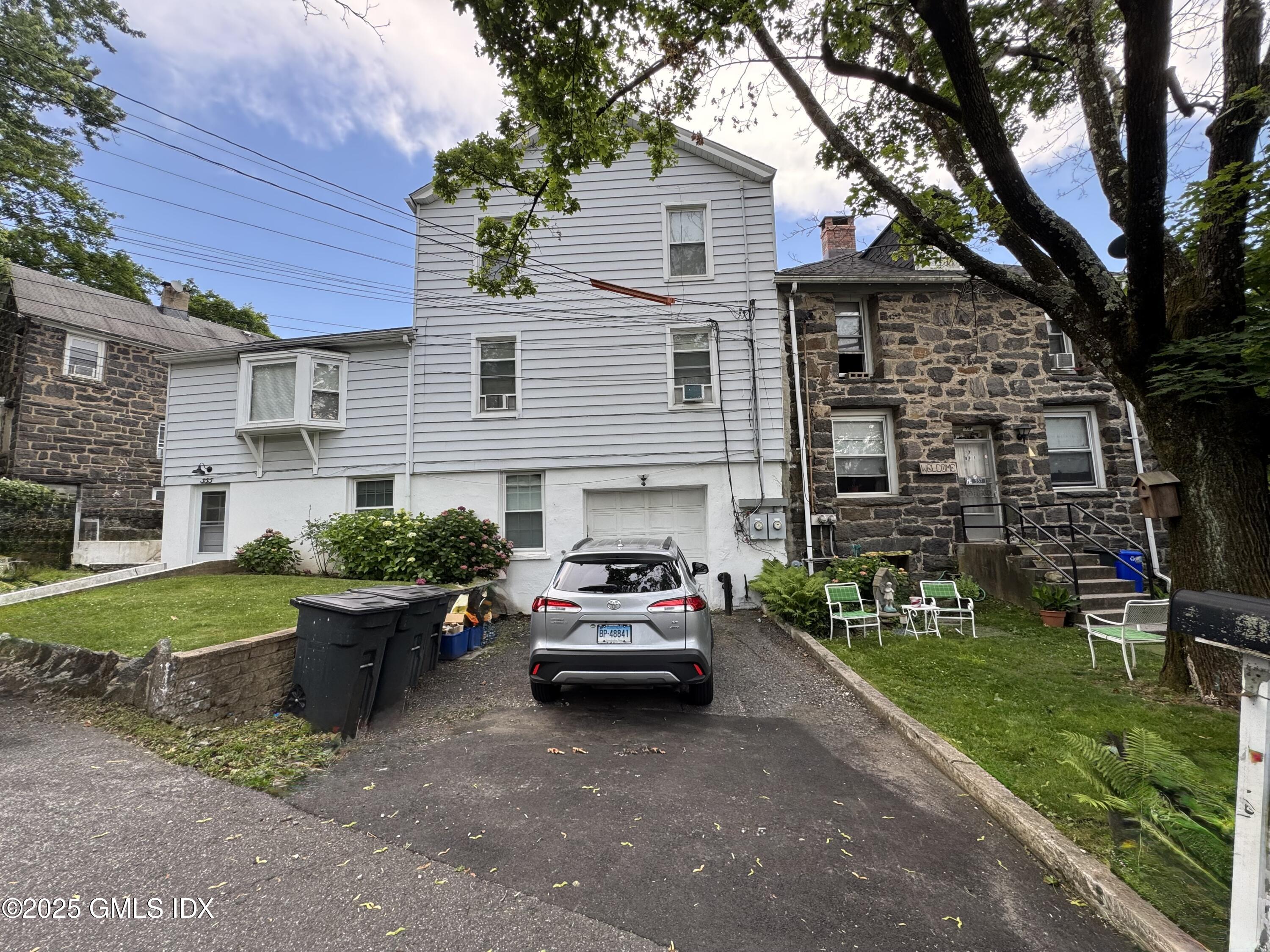 555-557 W PUTNAM Avenue