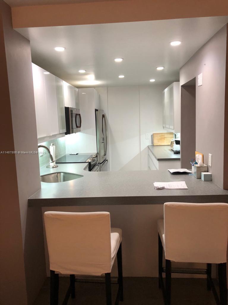 5555 Collins Ave Unit: 9E