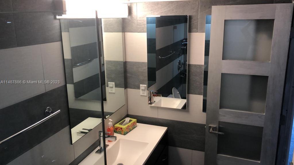 5555 Collins Ave Unit: 9E