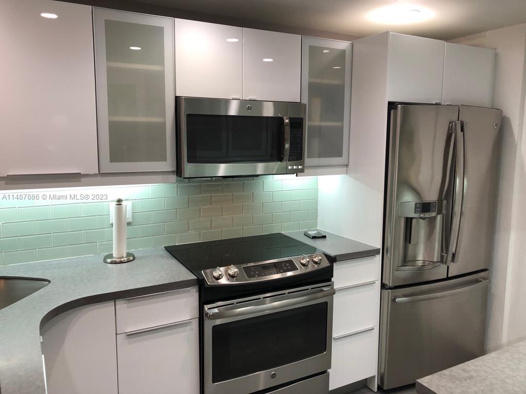 5555 Collins Ave Unit: 9E